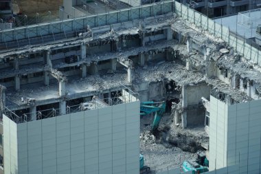 Yüksek katlı bir binanın inşaat alanının sökülmesi