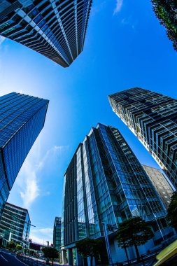 Yokohama Minato Mirai yüksek binalar ve mavi gökyüzü