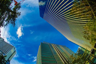 Yokohama iş bölgesinden Minato Mirai ve sonbahar gökyüzü.