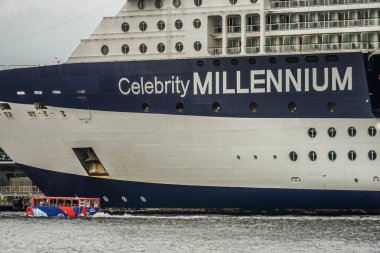 Lüks yolcu gemisi ve (Ünlü Milenyum) su otobüsü