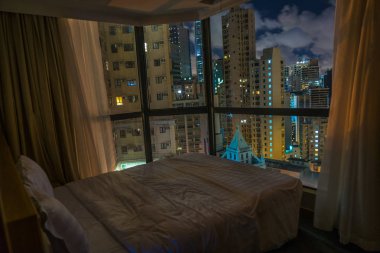 Hong Kong 'daki otelden görülebilen bir gece görüşü.