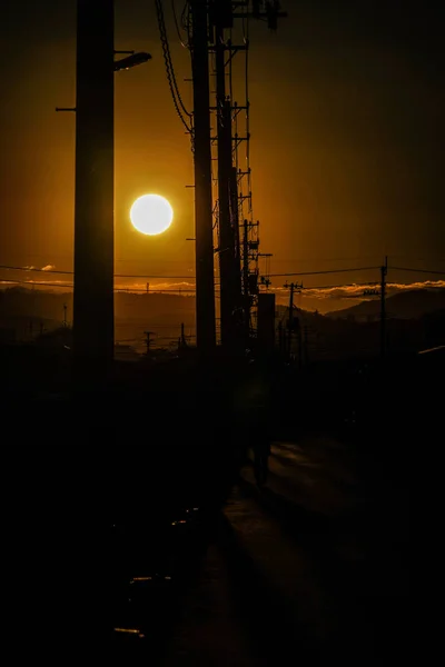 Avonds Een Elektriciteitspaal — Stockfoto