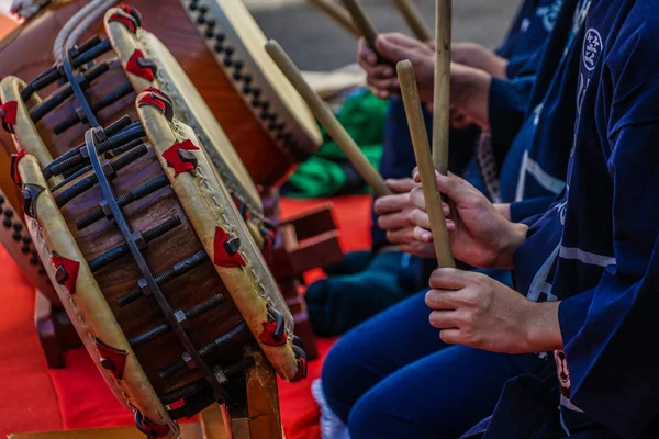 Taiko çalacak insanların görüntüsü