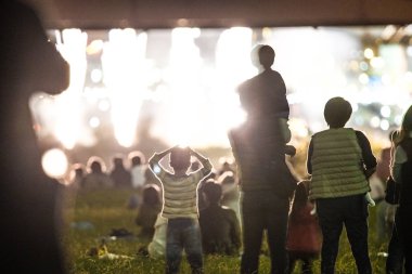 Tama Nehri havai fişek gösterisi ve seyirci (2018)