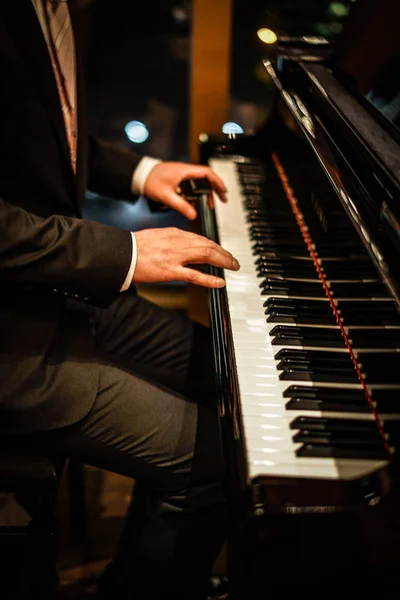 Люди Які Грають Піаніно — стокове фото
