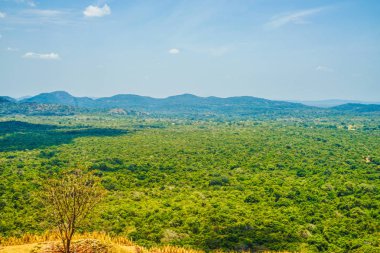 Manzara Sigirya kayasının tepesinden görünüyor.