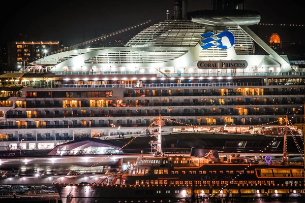 Luxe Lijnboot Die Zichtbaar Vanaf Het Heuvelpark Met Uitzicht Haven — Stockfoto