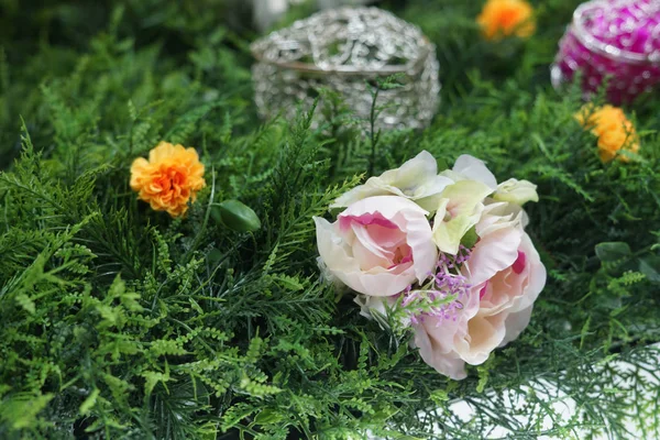 Konstgjorda Blommor Och Trädgård Bild — Stockfoto