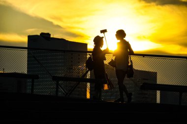 Şehrin Minato Mirai 'si ve siluetin insanları.