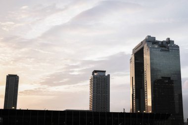 Osaka İstasyonu civarındaki binalar ve akşam gökyüzü