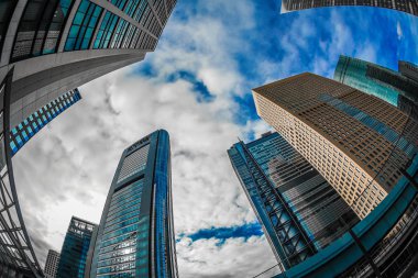Minato-ku, Tokyo Shiodome ofis binaları ve mavi gökyüzü.