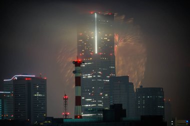 Yokohama Tarihi Kulesi ve havai fişekler (Alacakaranlık 2019)