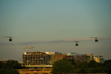 Washington DC sokakları ve helikopter.