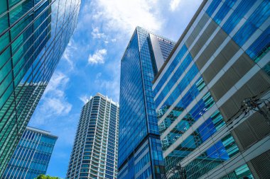 Güneşli gökyüzü ve binalardan Minato Mirai