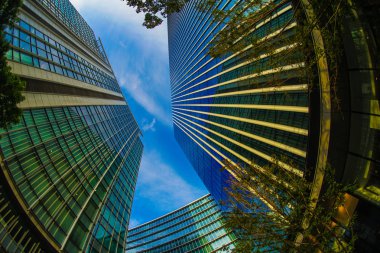 Yokohama iş bölgesinden Minato Mirai ve sonbahar gökyüzü.