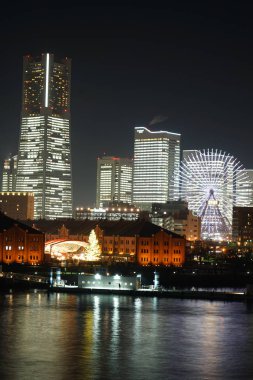 Minato Mirai ofisi ışıl ışıl.