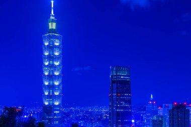 Taipei gece görüşü Xiangshan Taipei 'den görünüyor.