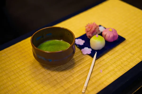 畳の上に置かれた和菓子や緑茶 — ストック写真