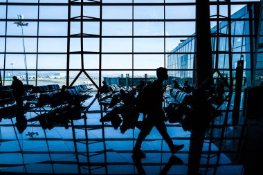 Bekleme odası ve Pekin Uluslararası Havaalanı 'nın silueti.