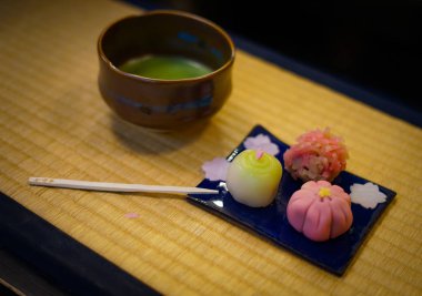 Japon tatlısı ve yeşil çay tataminin üzerine yerleştirildi.