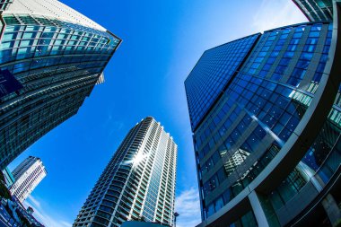 Yokohama Minato Mirai yüksek binalar ve mavi gökyüzü