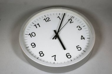 Basit saat, seçici odaklanma