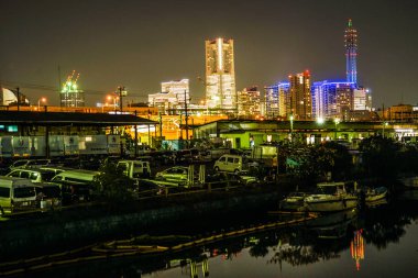 Yokohama Limanı ve Yokohama Minato Mirai gece görüşü.