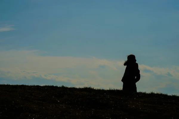 Silhouette Une Fille Dans Champ — Photo