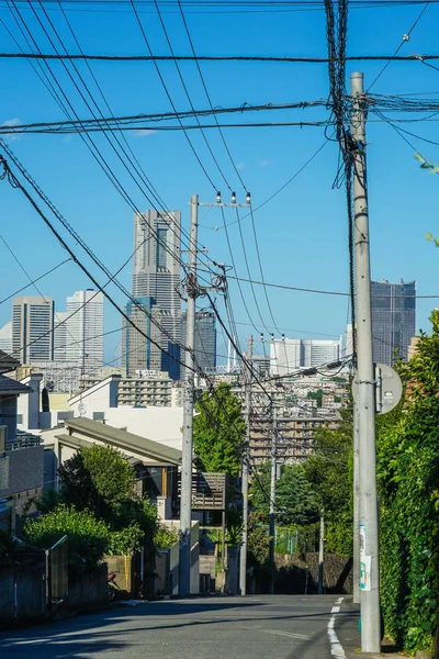 横浜市住宅街から見えるみなとみらいスカイライン — ストック写真