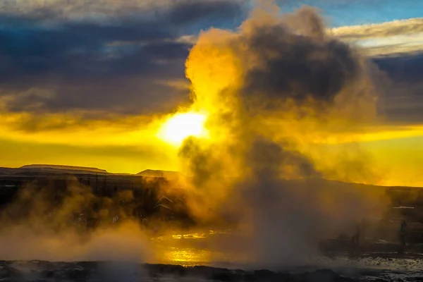 Гейзер Восход Солнца Исландия — стоковое фото