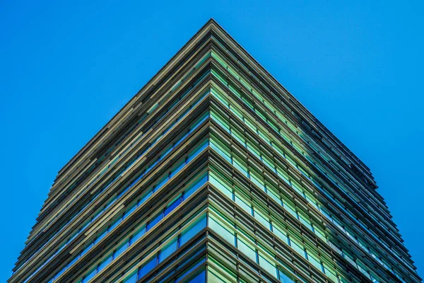 Güneşli mavi gökyüzü ve binaların Akihabara 'sı