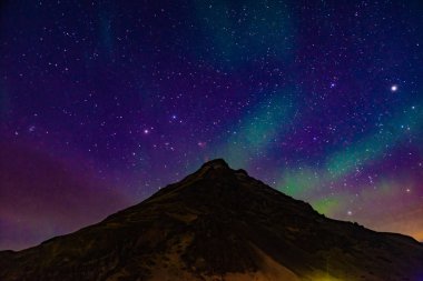 İzlanda Aurora ve dağ siluetinin