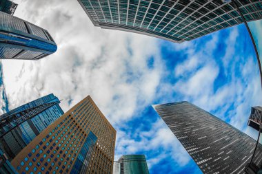 Minato-ku, Tokyo Shiodome ofis binaları ve mavi gökyüzü.