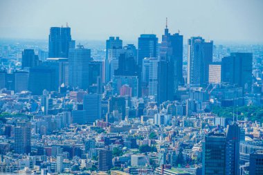 Şehrin Tokyo 'su ve mavi gökyüzü
