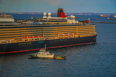 Yokohama Gökyüzü Yürüyüşü 'nden görülebilen lüks bir yolcu gemisi.)