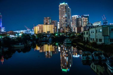 Yokohama Limanı ve Yokohama Minato Mirai gece görüşü.