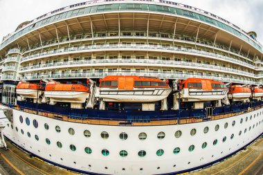 Lüks yolcu gemisi (Ünlülerin Milenyumu)