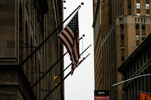 纽约华尔街和星条旗 — 图库照片