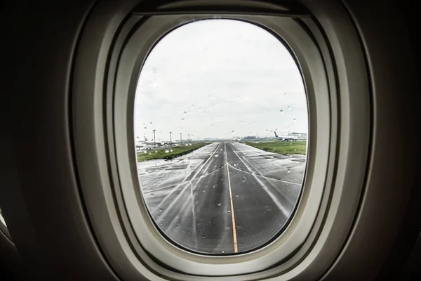 飛行機の窓から見える滑走路 — ストック写真