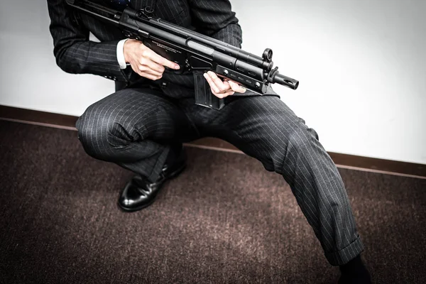 기관총으로 싸우는 사업가 — 스톡 사진