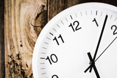 Basit duvar saatinin resmi