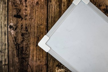 Duvarlar ve beyaz tahta tahtalar