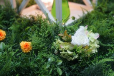 Yapay çiçekler ve resim bahçesi