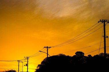 Gün batımı, tel ve siluetin inşaatı.