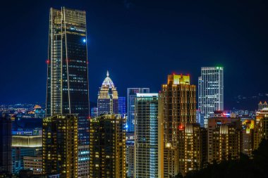 Taipei gece görüşü Xiangshan Taipei 'den görünüyor.