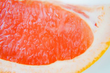 Pembe greyfurt eti ve derisi.