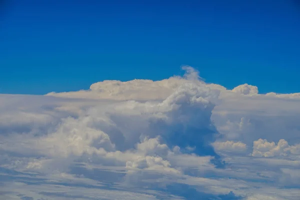 从飞机上看到的云彩和天空 — 图库照片
