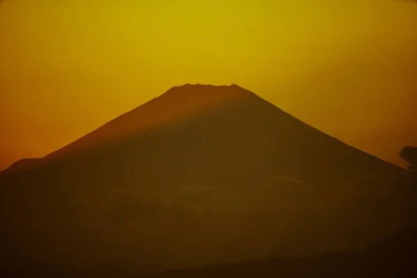 横浜ランドマークタワーから見える夕暮れと富士山 — ストック写真
