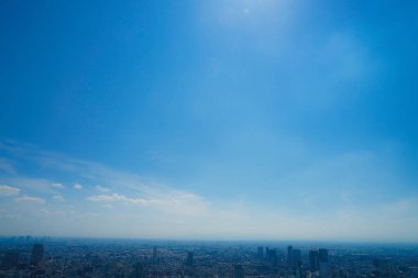 Şehrin Tokyo 'su ve mavi gökyüzü