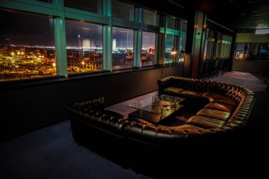 Modaya uygun bir gece kulübü imajı.